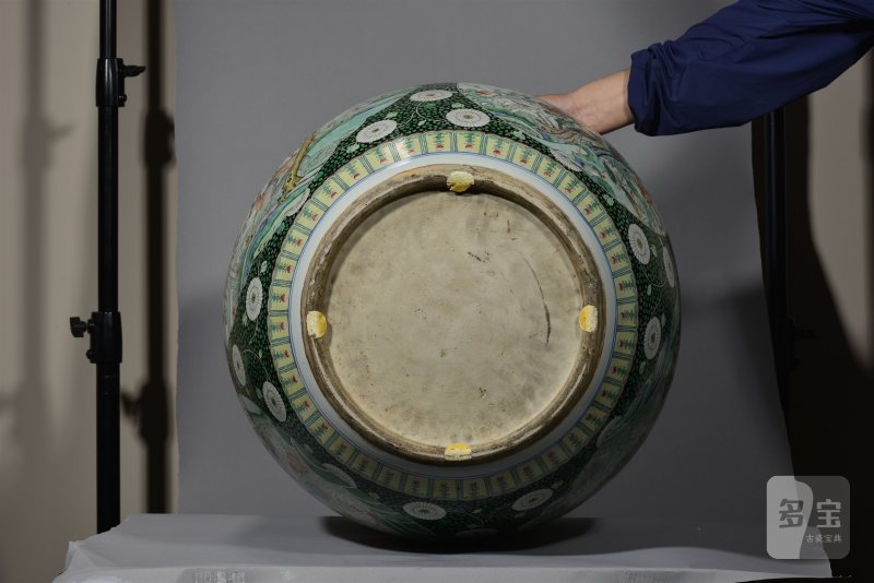 清中期 五彩开窗花鸟鱼意图大缸 - 图6